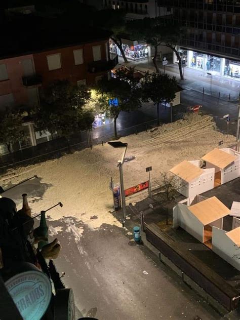 Gravi danni anche agli alberghi. Maltempo in diretta: a Jesolo il mare entra in via Bafile ...