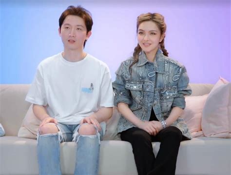 Zhou Yangqing And Her New Boyfriend Show Their Affection On The Show