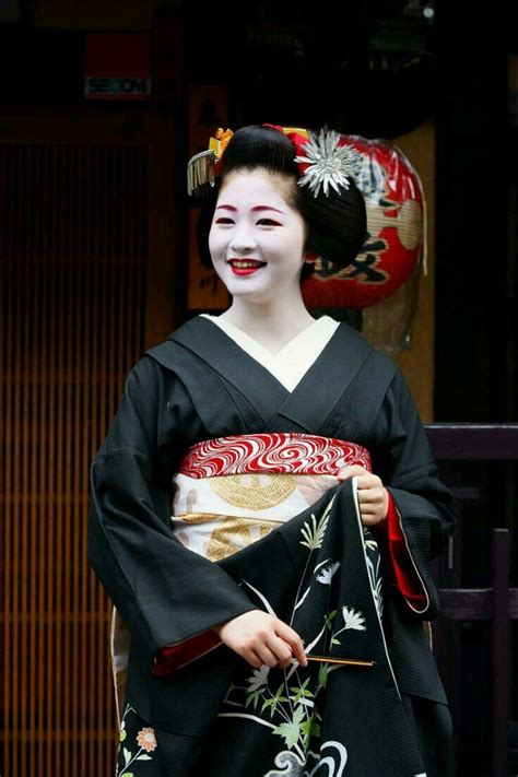 maiko her name is satuki 芸妓 舞妓 日本の芸者