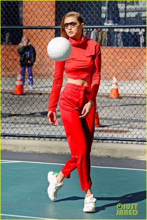 photo gigi hadid shows off her volleyball skills during a photo shoot break04 photo 4166296