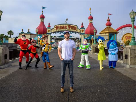 Chris Evans Responds To Awkward Disneyland Photo The Independent