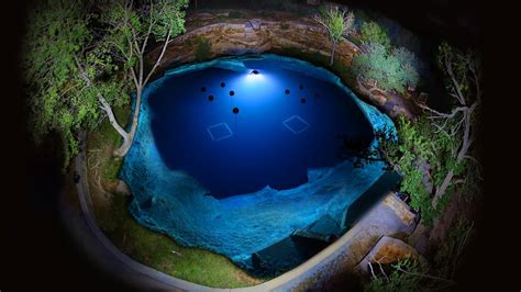 Cave Divers Attempt To Explore Dangerous Blue Hole Photos The
