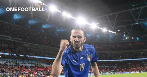 Kur të luajmë sërish me realin. 😂 Mitten im Siegestaumel: Ordnerin stellt Italiens Bonucci ...