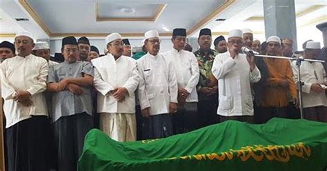 Sama dengan memandikan jenazah, hukum melaksanakan sholat mayit atau sholat jenazah adalah fardhu kifayah, yang mana sesuai dengan kesepakatan para ulama. Tuntunan Tata Cara Bacaan Doa Khusus Niat Sholat Jenazah ...