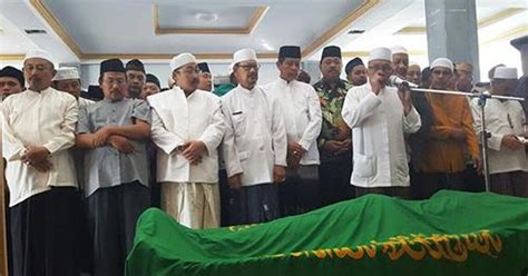 Perbedaan antara sholat jenazah dan sholat ghaib yaitu: Tuntunan Tata Cara Bacaan Doa Khusus Niat Sholat Jenazah ...