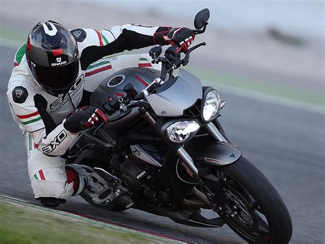 The street triple rs is powered by 765cc bs6 engine which develops a power of 121.36 bhp and a torque of 79 nm. Prueba Triumph Street Triple RS 2017: santísima trinidad ...