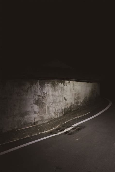 대학 졸업 후 직장인이 된 지 3년 차에 접어드는 스물여섯 유세아 일처리에 급급했던 때를 지나 약간의 여유를 그와 그와 그. 제35회 경성사진제전