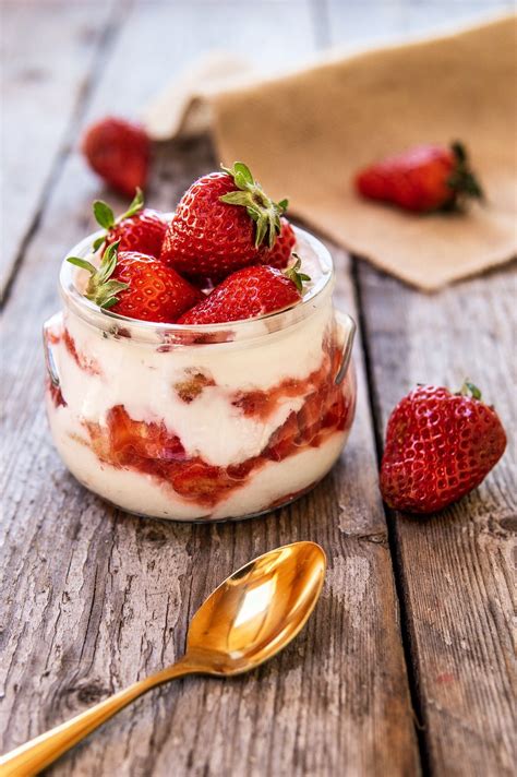 3 tuorli 90g di zucchero 30g di farina 00 1 pizzico di sale scorza grattugiata di 1 limone 300g di latte di riso. Tiramisù alle fragole light con yogurt greco e ricotta ...