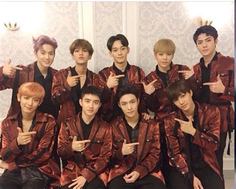 6 individuals + 1 group. #EXO group photo - EXOrDIUM - #ot9 | Exo, Sehun, Genre musik
