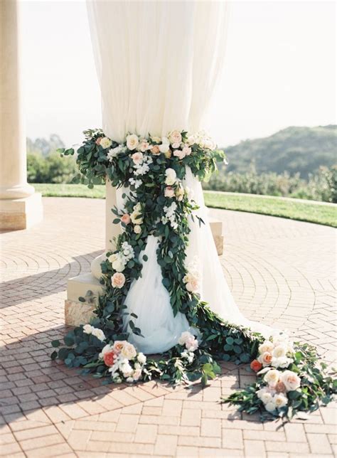 40 Elegant Ways To Decorate Your Wedding With Floral Garlands