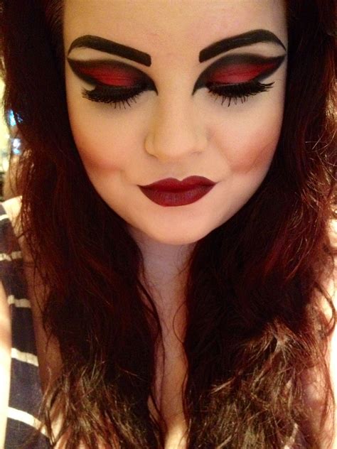 35 Sexy And Spooky Halloween Makeup Looks That Ll Inspire You Halloween Makeup Makeup And