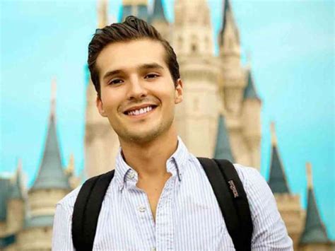Guillermo aponte mille, conocido como memo aponte, es un actor de doblaje y conductor de televisión mexicano de 26 años de edad. Memo Aponte es acusado de abusar y violentar a menores de ...