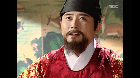 Berdasarkan figur sejarah pada dinasti chosun, serial ini berfokus pada perjuangan jang geum (diperankan oleh lee young ae) untuk menjadi dayang utama istana kerajaan namun akhirnya menjadi tabib istana wanita pertama di korea. 명품사극 대장금 Jewel in the palace 최고상궁이 된 장금 - YouTube