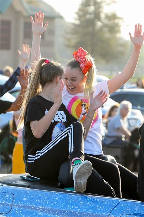 Jojo Siwa Kisses Girlfriend Kylie Prew As The Couple Hold Hands And Sing Together At Outdoor