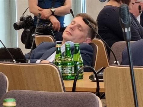 Poseł Pis Bartosz Kownacki Znów Zasnął W Sejmie Zamiast Pracować Woli