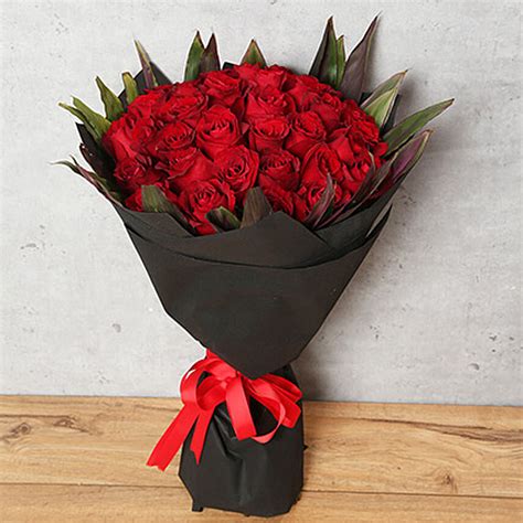 Online 50 Red Roses Bouquet With Black Wrapping T Delivery In Saudi