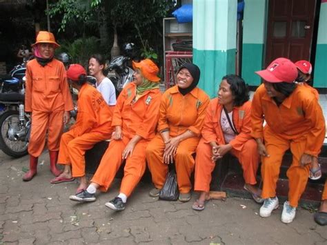 Bagi anda yang tertarik, berikut ini akan kami berikan beberapa cara budidaya ikan sapu sapu hias yang bisa anda gunakan sebagai referensi sebelum memulai budidaya. Cara Menjadi Sapu Jalanan / Ini Harga Truk Pembersih Jalan ...