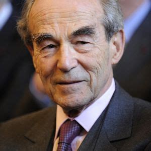 Avocat au barreau de paris, robert badinter lie son nom à la défense de causes célèbres, comme celle de patrick henry. Robert Badinter : biographie, actualités et émissions ...