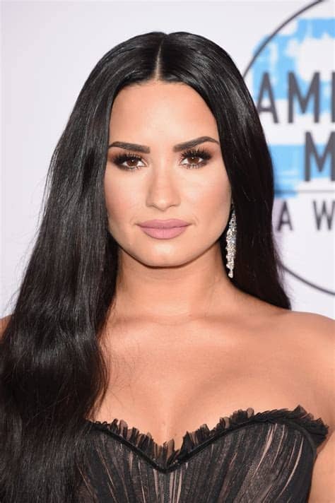 Demi lovato unveiled her new fair hair on twitter. Demi Lovato's Long Hair at the 2017 AMAs | Demi Lovato ...