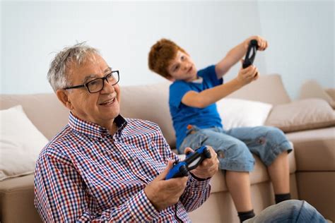 Jugar al o jugar a la no es común aquí, decimos jugando o solo jugar, videojuego tampoco es común, solemos decir solo juego y consola tampoco es común, ejemplos: Videojuegos fortalecen la memoria de los adultos mayores ...