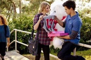 Sledujeme příběhy téměř dvou tuctů lidí, kteří během tohoto svátečního dne prožívají romantické chvíle, nebo trapný neúspěch. Na sv. Valentýna - Valentine's Day | OSOBNOSTI.cz