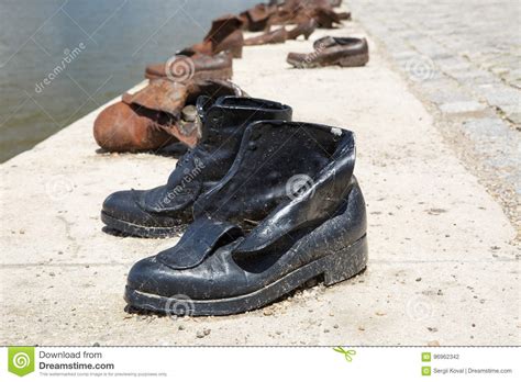 Richten privatanleger einen freistellungsauftrag bei ihrer bank, sparkasse, bausparkasse oder versicherung in deutschland ein, dann können sie kapitalerträge ohne abzug von abgeltungssteuer erhalten. Schuhmonument Auf Der Donau-Bank Ist Ein Denkmal In ...