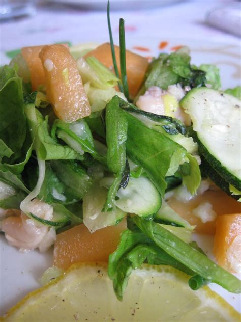 Il carpaccio di tonno è un antipasto fresco e saporito con una marinatura di olio, limone ed erbette aromatiche, ideale per un fresco pranzo estivo. Insalata con carpaccio di trota salmonata