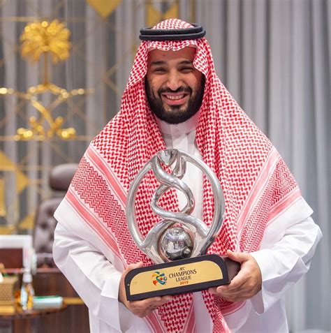 وكان الأمير محمد بن سلمان حتى وهو ولي ولي العهد مسؤولا عن إدارة الحرب التي تقودها السعودية في اليمن ومسؤولا كذلك عن وضع سياسة الطاقة وعن خطط لإعداد المملكة للمستقبل فيما بعد النفط. الأمير محمد بن سلمان يحمل كأس دوري أبطال آسيا أثناء ...