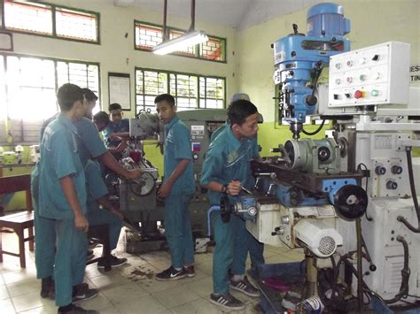Lencana sekolah ini berasaskan corak geometri, melambangkan kemajuan. Peta SMK