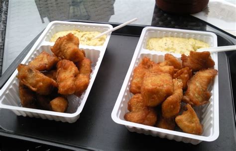 Holland und Niederlande Kibbeling mit Remoulade Saus essen Holland
