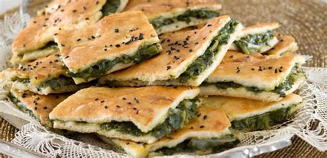 Είτε αγοραστή είτε σπιτική, η λαγάνα είναι παράδοση. Λαγάνα γεμιστή με σπανάκι - Eimaimama.gr