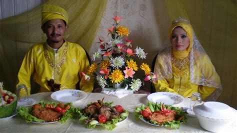 Tradition • a way of thinking, behaving, or doing something that has been used by the people in a particular group, family, society for a long time. Marriage customs in Muslim world | SoundVision.com