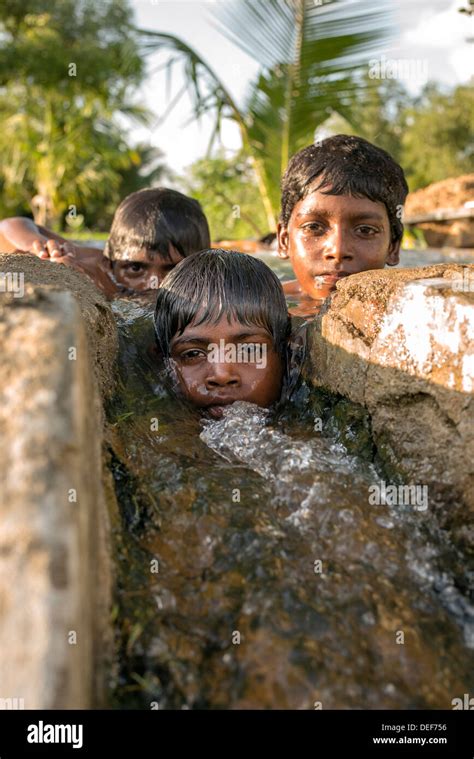 Indischen Jungen Baden Und Spaß In Einem Wassertrog In Der Indischen Landschaft Andhra Pradesh
