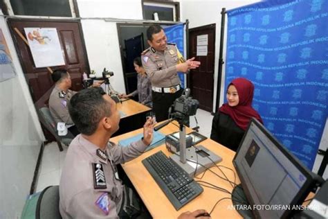 Samsat drive thru mempunyai banyak kelebihan bagi masyarakat, mulai dari segi efektivitas dan efisiensi waktu pelayanan, kemudahan pembayaran, akuntabilitas keuangan, transparansi drive thru hanya melayani pembayaran pajak tahunan. Cara Masuk Pegawai Samsat : Delapan orang diantaranya ...