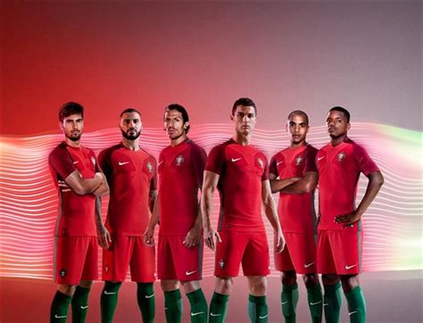 A seleção portuguesa de futebol é a equipa nacional de portugal e representa o país nas competições internacionais de futebol. Seleção - Veja o novo equipamento da seleção nacional