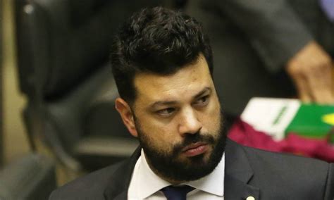 Leonardo picciani is one of the richest brazilian politician. Deputado Leonardo Picciani é parado na Lei Seca e não poderá dirigir por um ano - Jornal O Globo