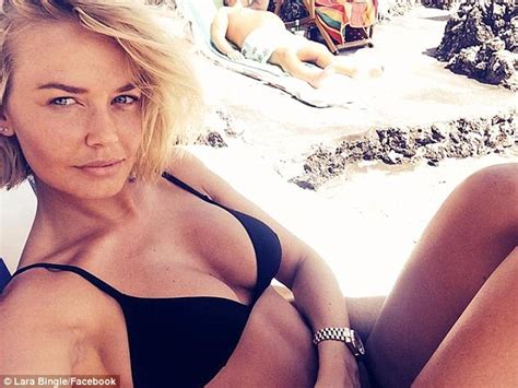 Lara Bingle Wears Diamond Ring Sparking Wedding Rumours Daily Mail Online