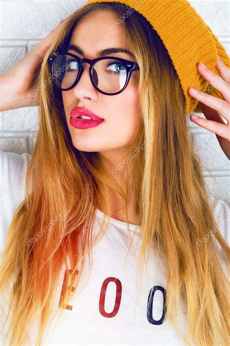 Chica Hipster Con Estilo En Gafas Y Sombrero Fotografía De Stock © Annharitonenko 75376517