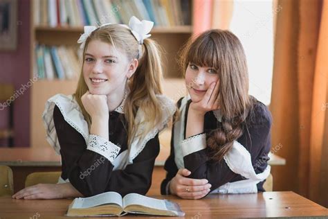 Русской школьницы на стол на уроке — Стоковое фото © Lex1977