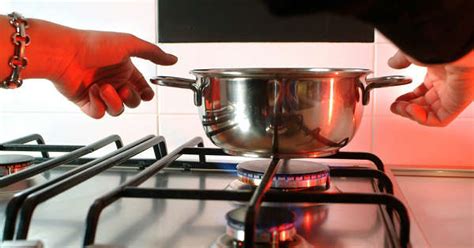 Cocinamos la cebolla con una pizca de sal, el tomillo y el vinagre a fuego medio, hasta que se reblandezca. 5 tips para evitar quemaduras por accidentes en la cocina ...