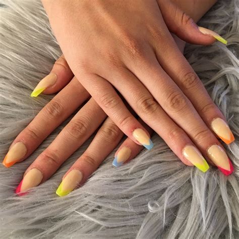 Adquirir uñas acrílicas color mate es uno de los estilos que frecuentan muchos famosos por su particular, pero elegante aspecto. 1001 + ideas de decoración de uñas acrílicas 2018 - 2019