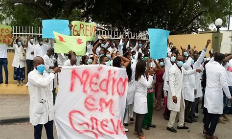 Médicos Angolanos Em Mais Uma Greve Por Tempo Indeterminado O País A Verdade Como Notícia