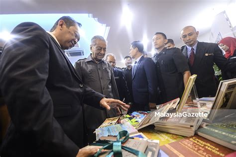 How students enjoying their studies at universiti kebangsaan malaysia?. Tun Mahathir Hadir Pada Majlis Dekad Membaca Kebangsaan