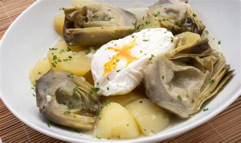 El vasco ha acudido al espacio de pablo motos a presentar su libro: Receta de Alcachofas con patatas - Karlos Arguiñano