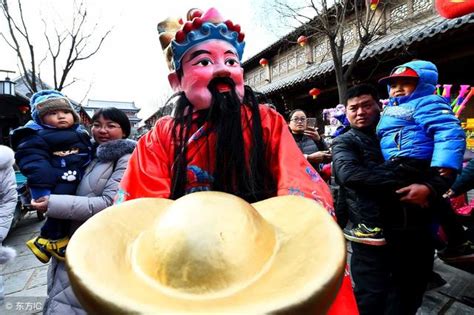 張少林 接財神 快敬禮 一生尊貴 人人求財 人人求富貴 接到財神無閉翳 風光一世 實快慰 歲歲似做皇帝 春正好百鳥也出齊 夫與妻到老也相攜 天賜一切 賺更. 旺年接財神，時間、動作這裡教你! - 每日頭條