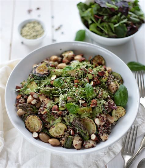Asparagus comes in white, green, purple, and wild varieties. Green Quinoa Bowl with Asparagus & Zucchini - Green Évi