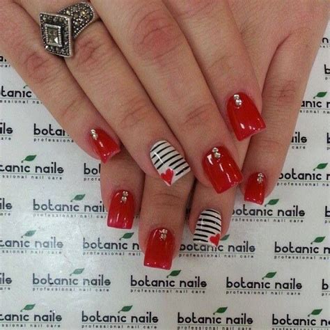 Diseños de uñas acrílicas para expresar tu personalidad. Rojo corazón | Diseños de uñas rojas, Uñas rojas, Uñas de gel