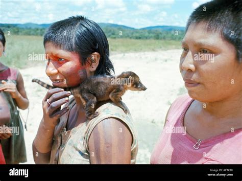 Indios Xingu Niñas Fotografías E Imágenes De Alta Resolución Alamy