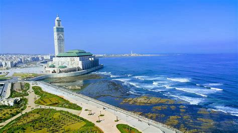 Het kabinet sluit niet uit dat er een avondklok en nachtklok wordt ingesteld, als het aantal coronabesmettingen niet wordt teruggedrongen. Avondklok in Casablanca genegeerd? Motorfiets gejat ...