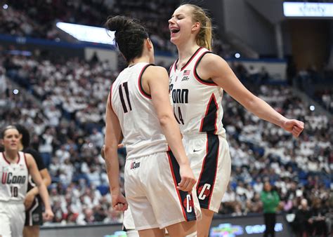 Uconn Womens Basketball Moves Up To No 4 In Ap Top 25